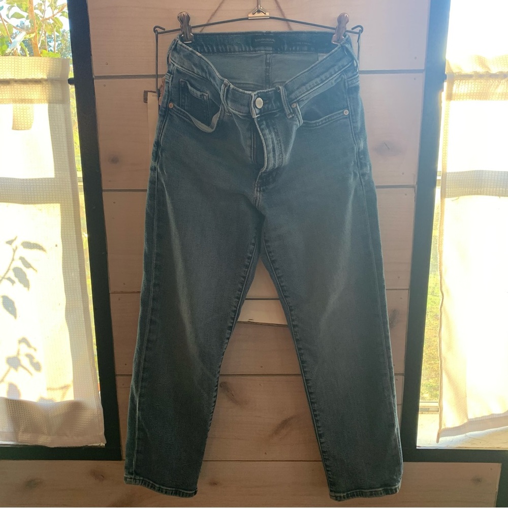 Banana Republic 90s high rise straight jeans - size 28. Gently used mom jeans